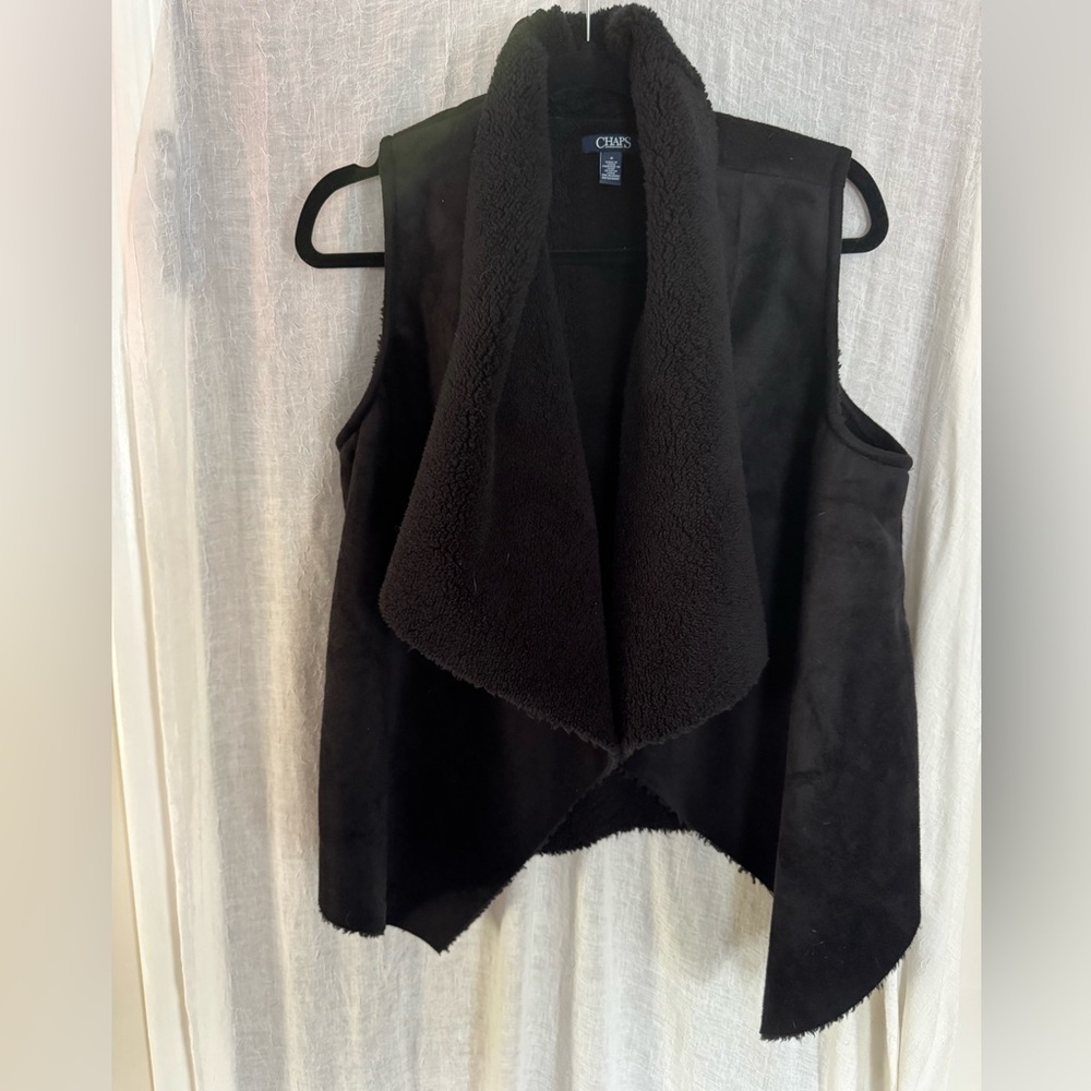NWT - Chaps Main Cabin Black Sherpa Vest. Size M.